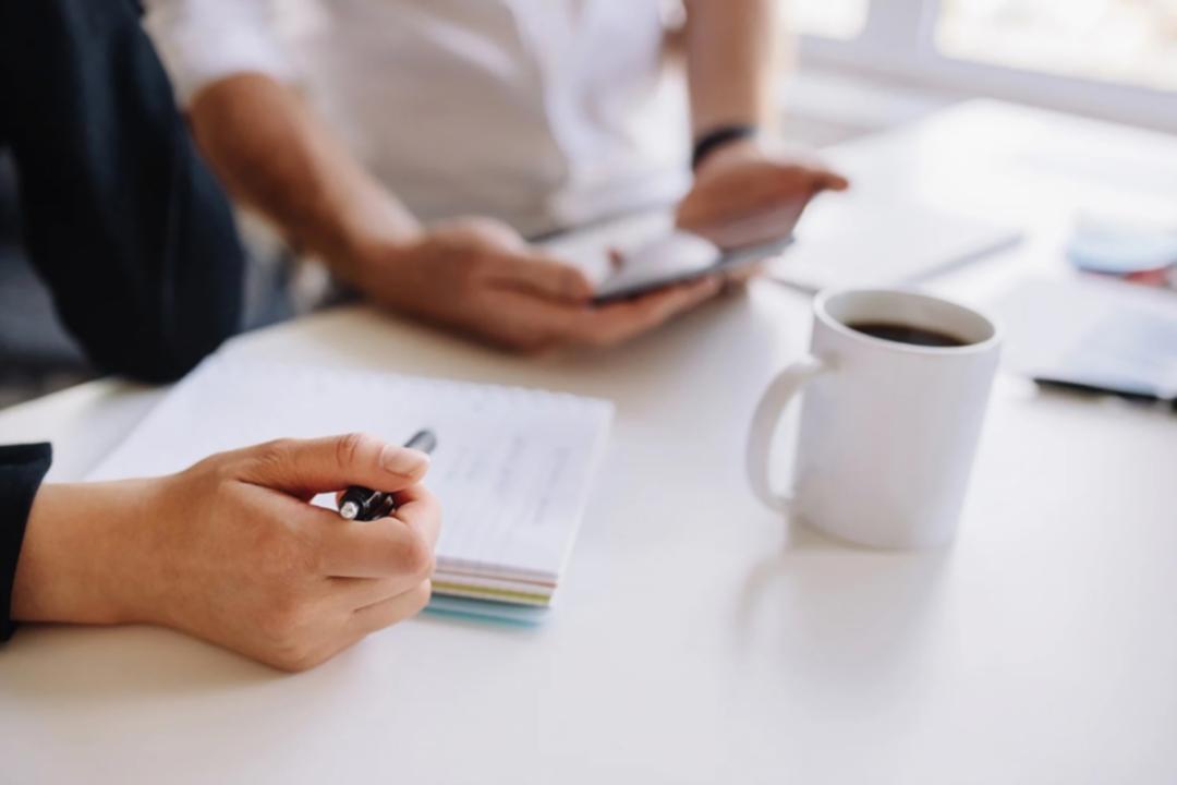 Uczestnik seminarium pracuje z danymi finansowymi